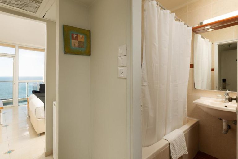 номер с ванной и видом на море