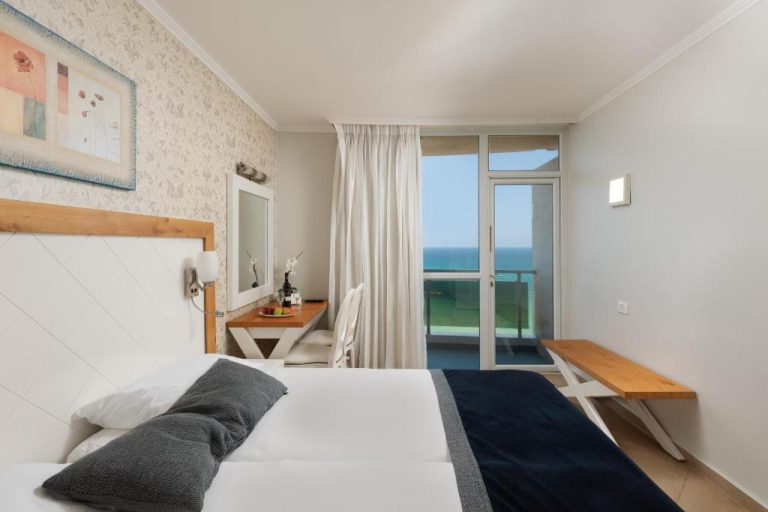 номер с ванной и видом на море