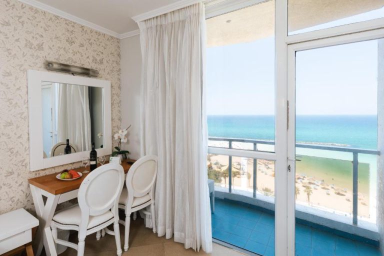 номер с ванной и видом на море