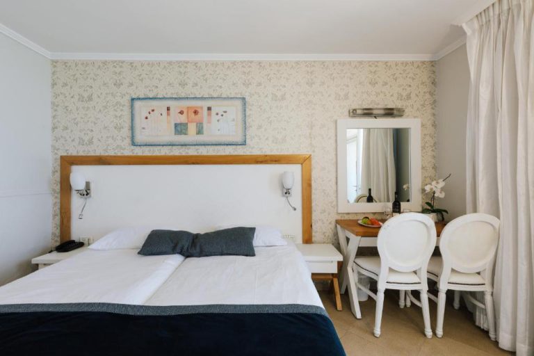 номер с ванной и видом на море