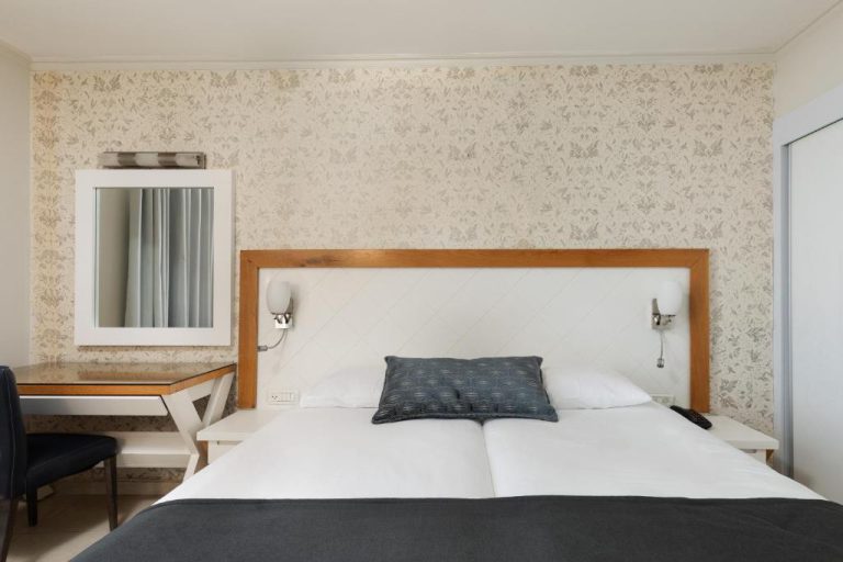 номер с ванной и видом на море